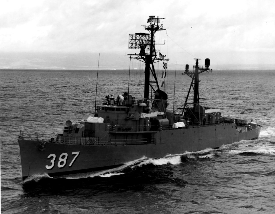USS Vance (DER-387) underway off the coast of Oahu, Hawaii (USA), on 18 January 1968 (NH 107602)