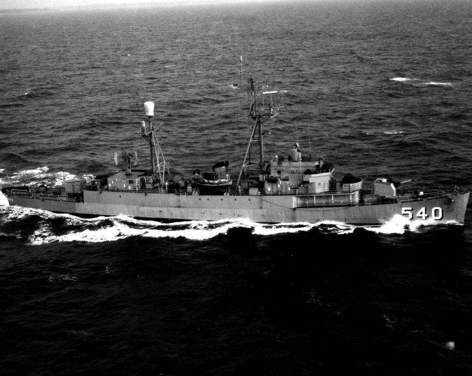 USS Vandivier (DER-540) underway at sea on 19 December 1957 (USN 1033702)