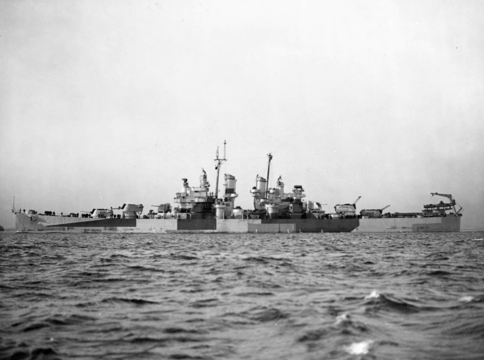 USS Vincennes (CL-64) in early 1944 (NH 48473)