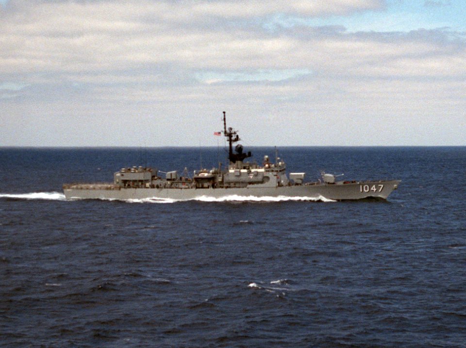 USS Voge (FF-1047) underway in the Atlantic Ocean on 30 August 1985
