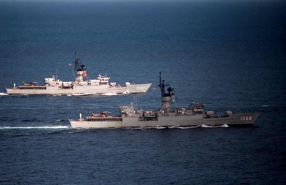USS Vreeland (FF-1068) and USS Paul (FF-1080) in the Mediterranean Sea in 1988
