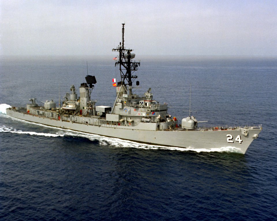 USS Waddell (DDG-24) underway off the coast of Southern California on 8 May 1986 (6449852)