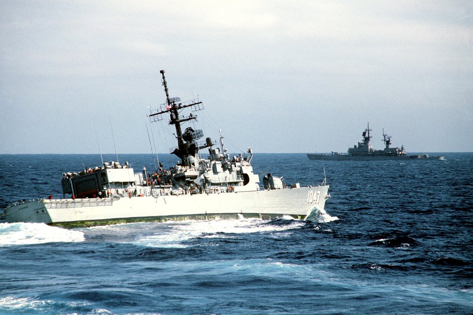 USS VOGE (FF-1047) high speed evasive maneuver