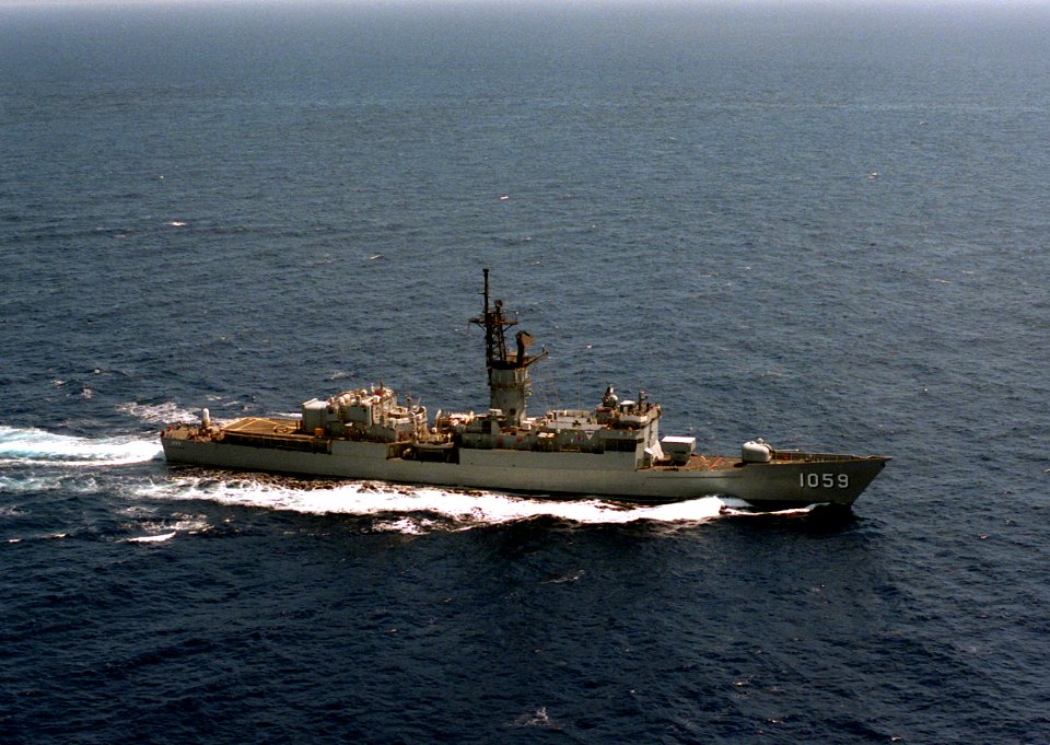 USS W. S. Sims (FF-1059) underway in 1987