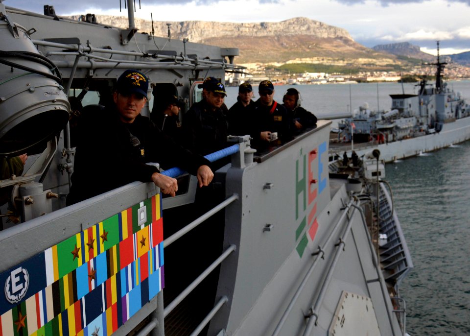 USS Vicksburg departs Split, Croatia. (15938660684)