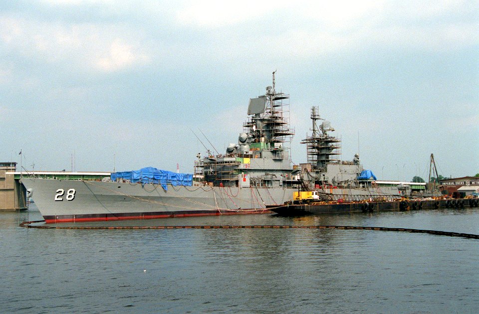 USS Wainwright (CG-28) undergoing overhaul at the Metro Machine Company Imperial Docks, Norfolk, Virginia (USA), 29 June 1991 (6474718)