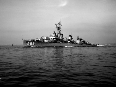 USS Wadleigh (DD-689) underway at sea in May 1953 (24742907)