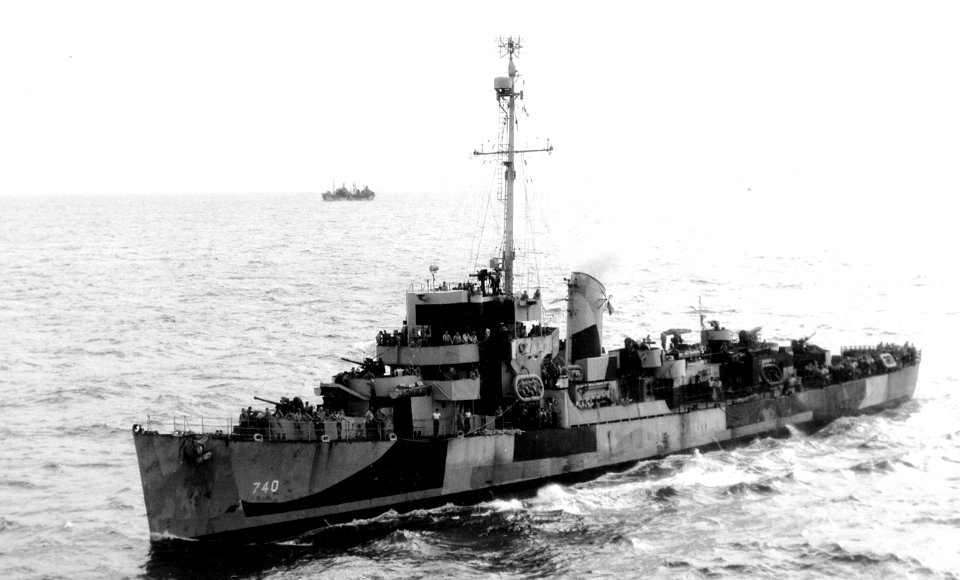 USS Waterman (DE-740) underway in the Pacific Ocean on 15 January 1945 (80-G-263959)