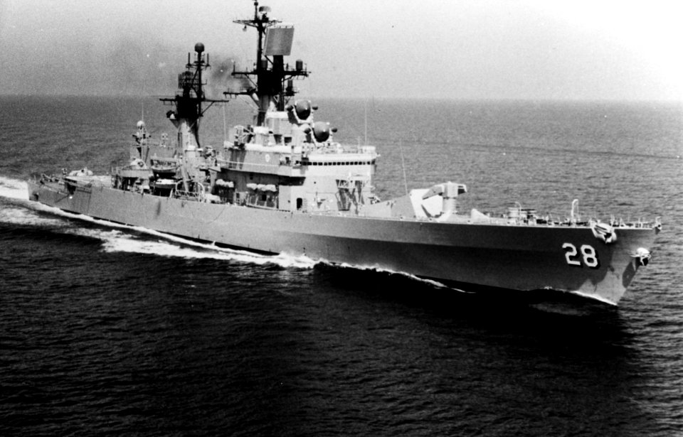 USS Wainwright (CG-28) underway in the Mediterranean Sea on 29 August 1975 (NH 106511)
