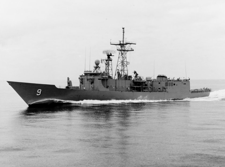 USS Wadsworth (FFG-9) underway in the Pacific Ocean on 1 January 1979 (NH 107573)