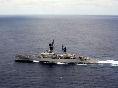 USS Wainwright (CG-28) underway at sea on 20 November 1986 (6416407)