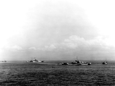 USS Walke (DD-723) and USS Mississippi (BB-41) in Lingayen Gulf on 9 January 1945 (80-G-K-2516) photo