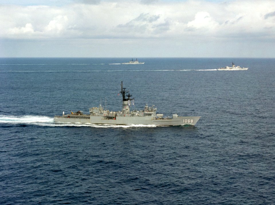 USS Vreeland (FF-1068) underway in 1988