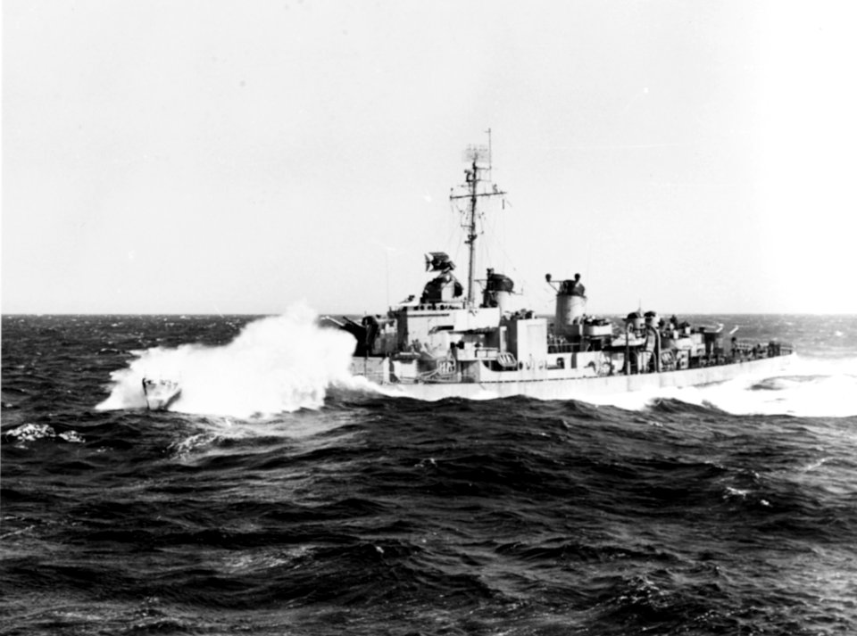 USS Wallace L. Lind (DD-703) underway off Korea in 1951 (80-G-427807)