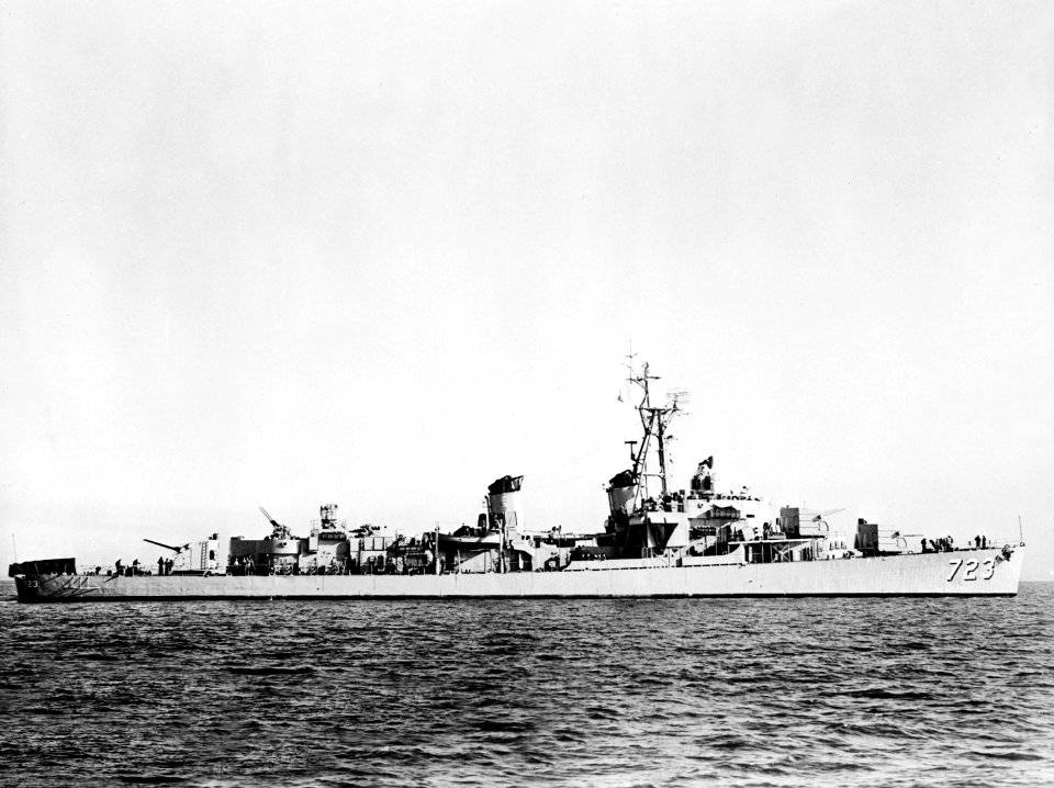 USS Walke (DD-723) off the San Francisco Naval Shipyard on 13 February 1952 (24743273)