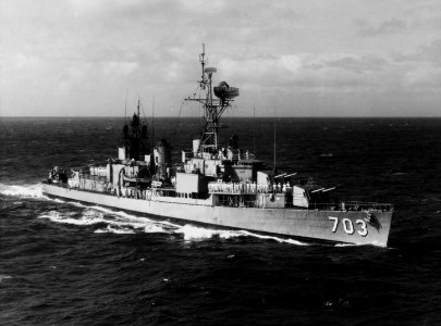 USS Wallace L. Lind (DD-703) underway in April 1970 (NH 107164)
