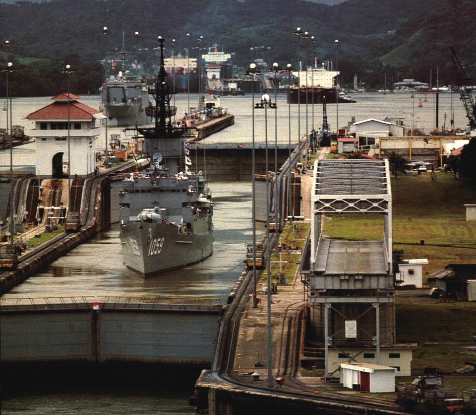 USS W.S. Sims (FF-1059) in Miraflores Locks 1988