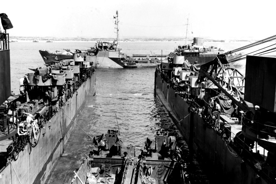 USS Wabash (AOG-4) crosses astern of USS Oak Hill (LSD-7) on 18 May 1945 (80-G-323373)