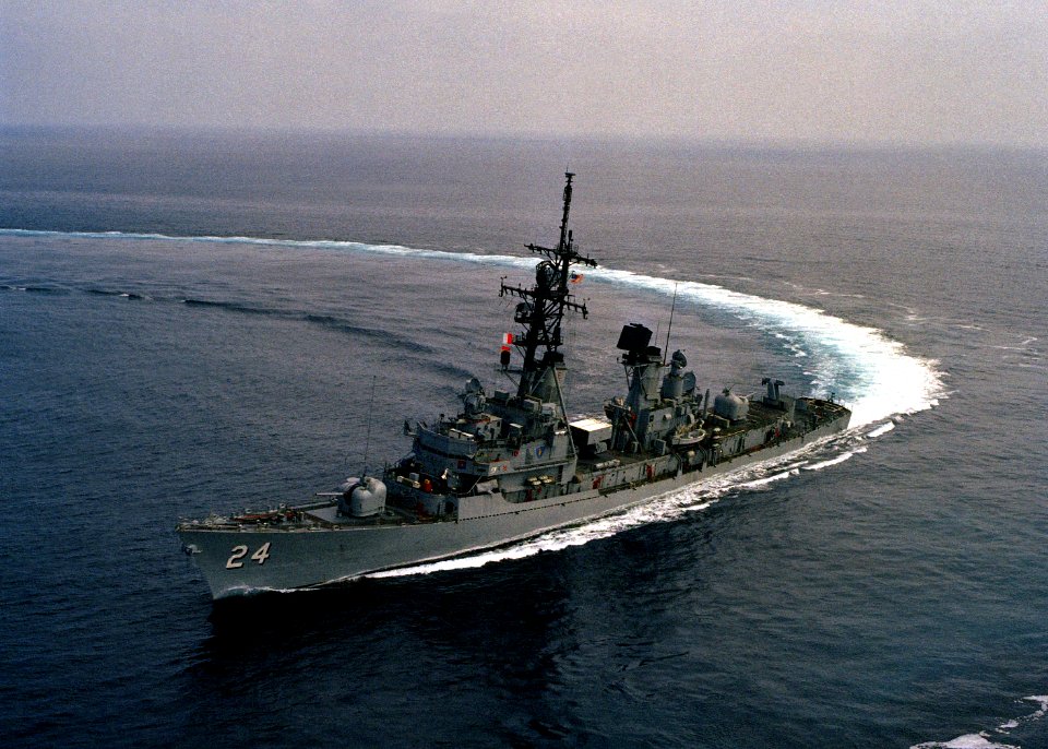 USS Waddell (DDG-24) executing a high-speed turn off the coast of Southern California on 8 May 1986 (6449859)