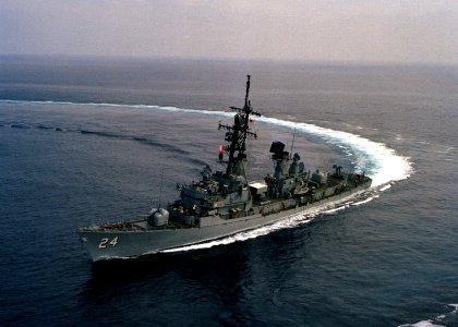 USS Waddell (DDG-24) executing a high-speed turn off the coast of Southern California on 8 May 1986 (6449859)