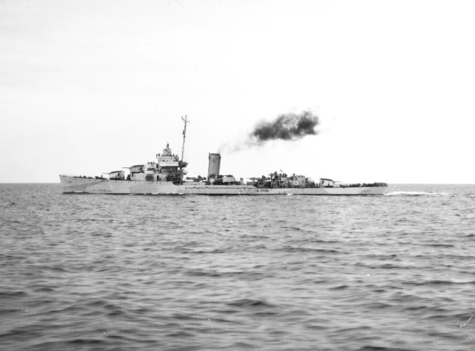 USS Warrington (DD-383) underway off Panama on 23 April 1943 (19-N-43686)