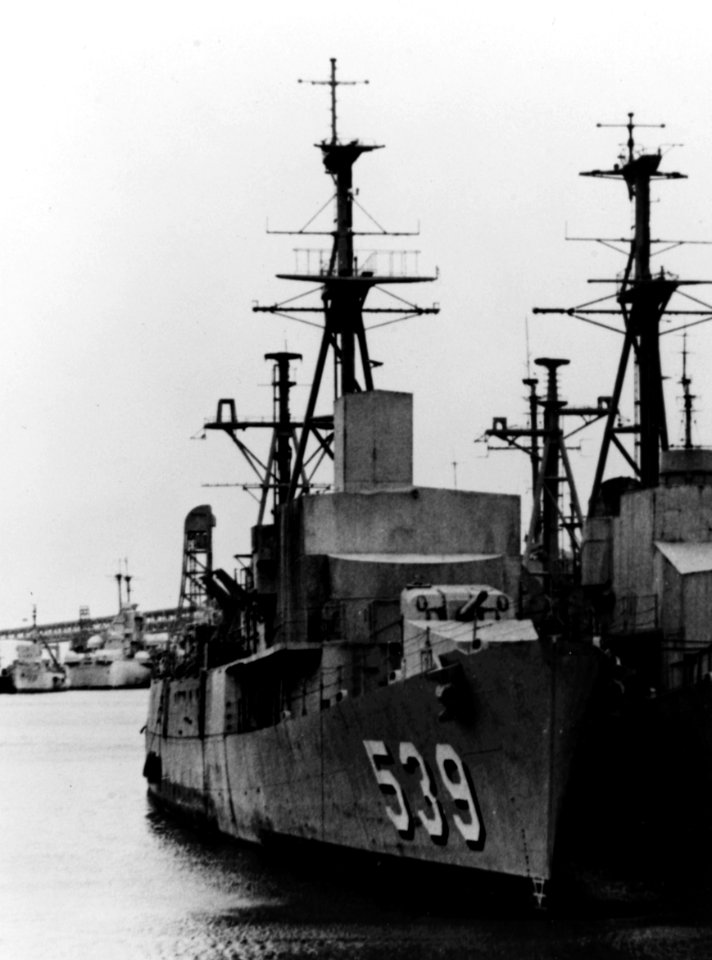 USS Wagner (DER-539) laid up at the Philadelphia Naval Shipyard, Pennsylvania (USA), on 22 March 1973 (NH 79810)