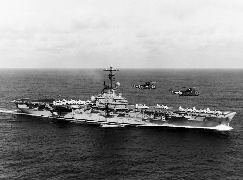 USS Wasp (CVS-18) underway in the North Atlantic on 9 May 1969 (NH 97510)