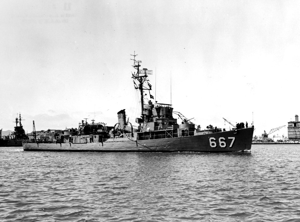 USS Wiseman (DE-667) underway, in the 1950s (USN 1037188)