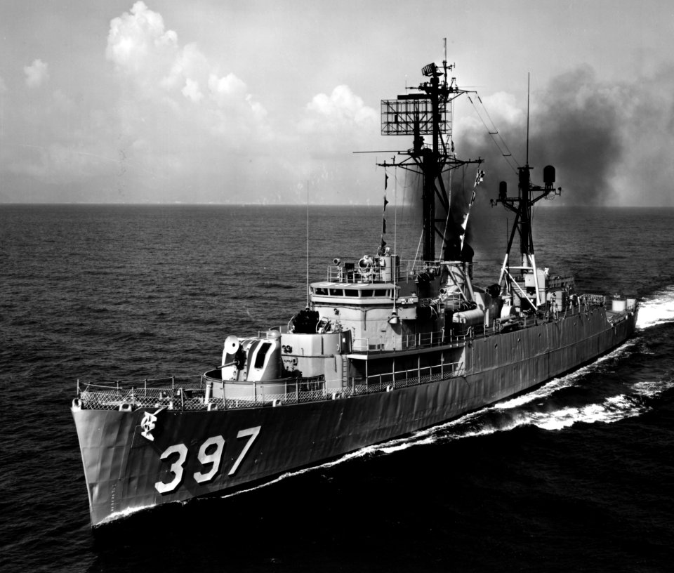 USS Wilhoite (DER-397) underway off the coast of Oahu, Hawaii (USA), circa in the 1960s (L45-307.03.01)
