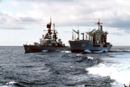 USS Willamette (AO-180) refuels USS Worden (CG-18) in the Pacific Ocean on 1 July 1986 (6421904)