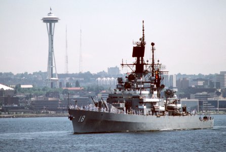 USS Worden (CG-18) at Seattle, Washington (USA), on 1 August 1986 (6421970) photo