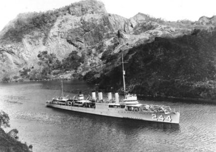 USS Williamson (DD-244) passing through the Culebra Cut, Panama Canal, circa in 1932 (NH 49963)