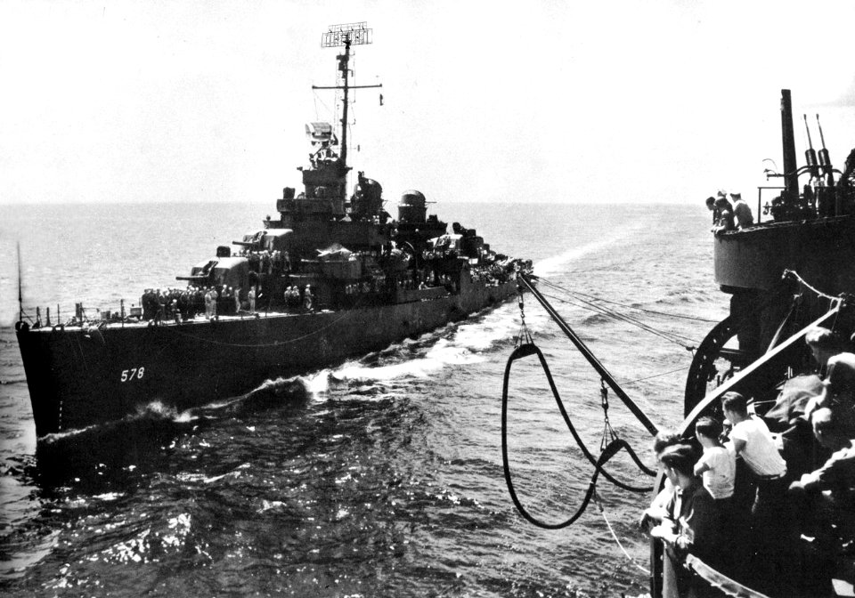 USS Wickes (DD-578) refueling from USS Biloxi (CL-80) c1944