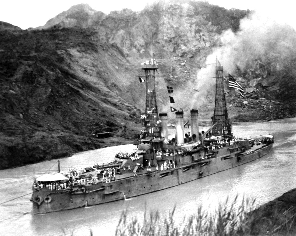 USS Wisconsin (BB-9) in the Panama Canal, July 16, 1915 (18500789835)