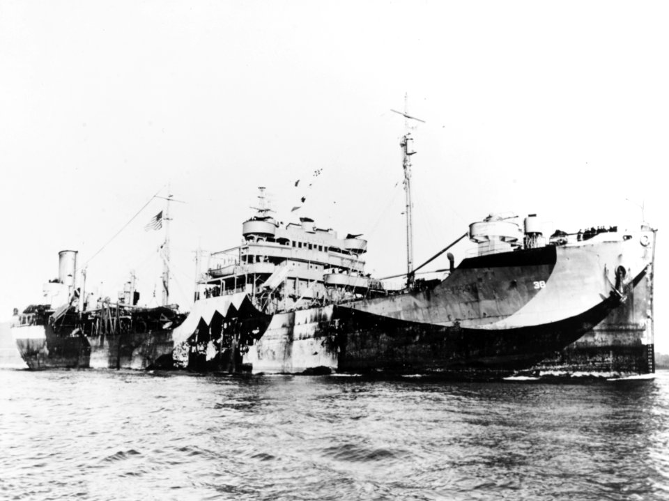 USS Winooski (AO-38) at anchor c1945