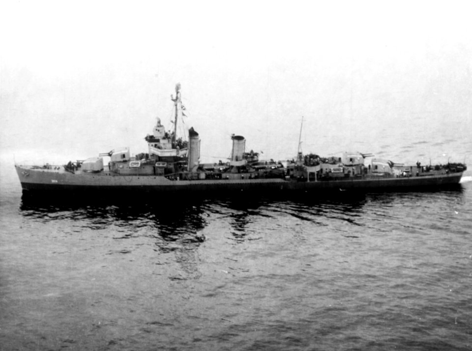 USS Winslow (DD-359) underway off Lakehurst in November 1944
