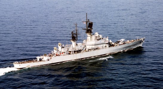 USS Worden (CG-18) underway at sea on 11 December 1990 (6468923)
