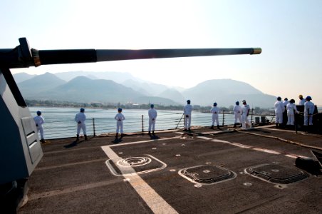 USS Winston S. Churchill sailors man the rails 120706-N-YF306-012