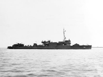 USS Williamson (DD-244) underway in San Francisco Bay on 23 January 1944 (NH 49964)