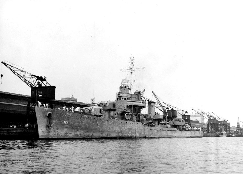USS Winslow (DD-359) docked at Rio de Janeiro, Brazil, circa in December 1942 (NH 59941)