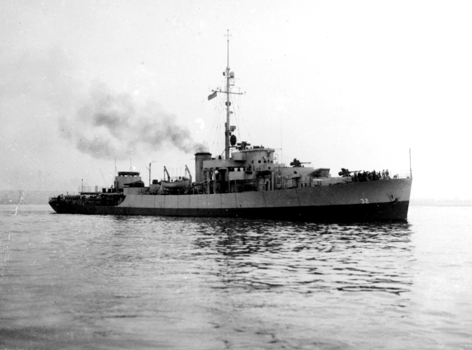 USS Woonsocket (PF-32) off the Boston, Massachusetts (USA), on 18 September 1944 (19-N-71029)