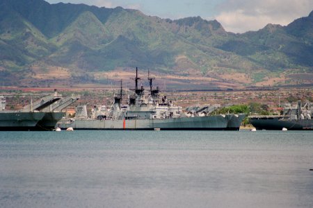 USS Worden (CG-18) and USS Reeves (CG-24) laid up at Pearl Harbor, Hawaii (USA), on 4 June 2000 (6526609)