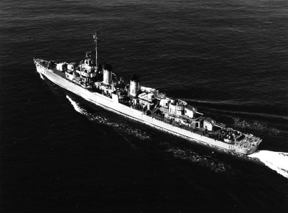 USS Yarnall (DD-541) underway in the Pacific Ocean, circa in 1951 (NH 98894)