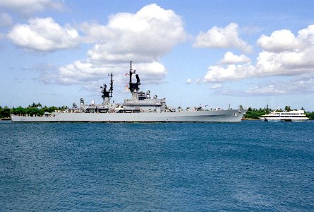 USS Worden (CG-18) arrives at Pearl Harbor, Hawaii (USA), on 1 June 1991 (6475041) photo
