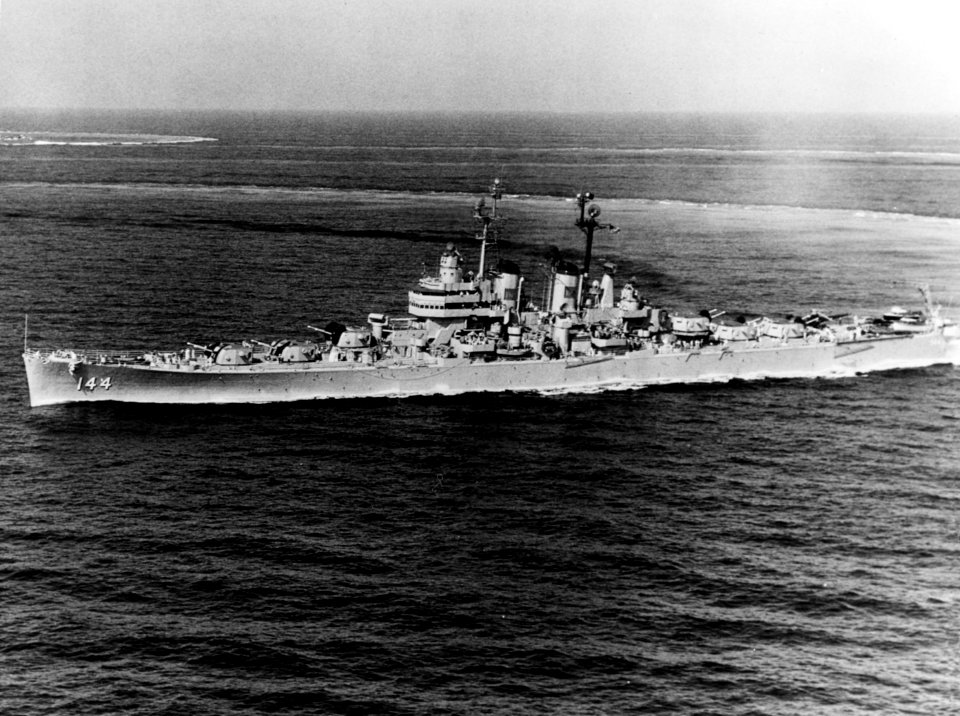 USS Worcester (CL-144) underway in the Mediterranean Sea in June 1950 (NH 91832)