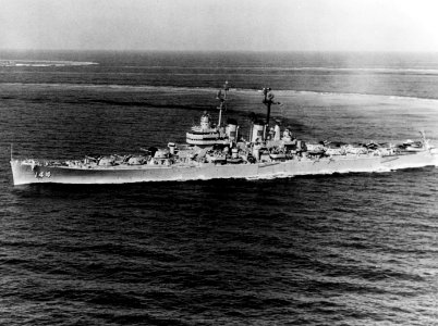 USS Worcester (CL-144) underway in the Mediterranean Sea in June 1950 (NH 91832)