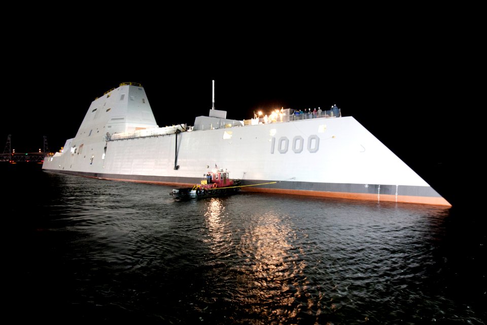 USS Zumwalt (DDG-1000) at night