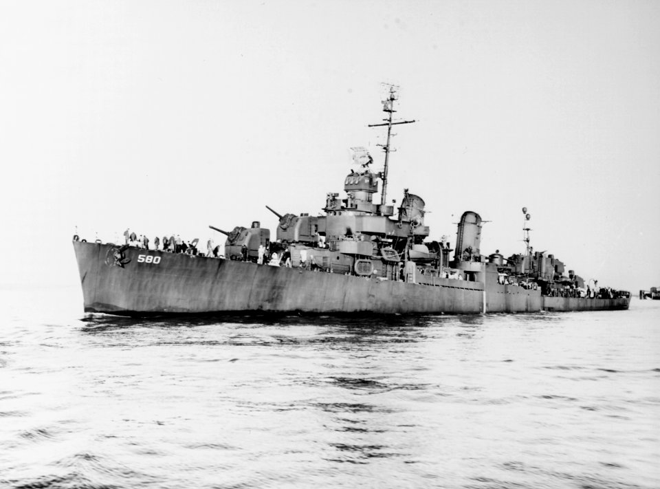 USS Young (DD-580) off the Mare Island Naval Shipyard, California (USA), on 26 July 1945 (NH 102858)