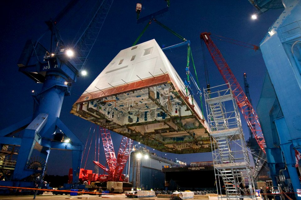 USS Zumwalt gets its deckhouse. (8287173487)