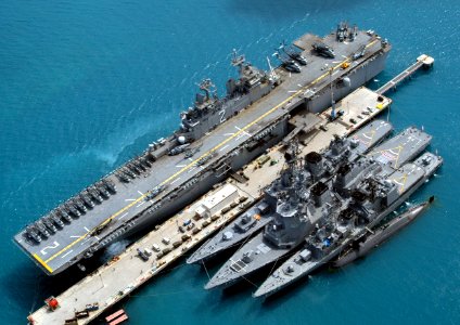 USS-Essex(LHD2) Shimakaze(DDG172) Myoko(DDG175) Hamagiri(DD155) Natsushio(SS584) DN-SD-05-00196crop